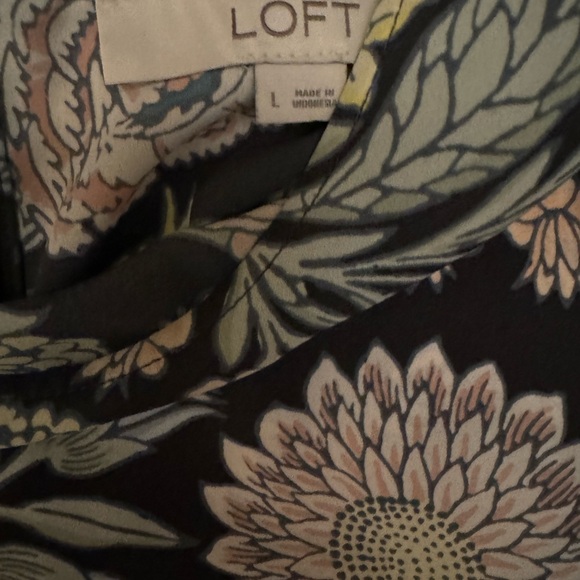 Women’s LOFT Tulip Sleeve Button Back Blouse Top - Picture 2 of 3